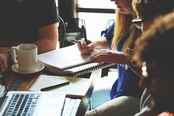 Comment assurer un suivi après un salon d'entreprise pour maximiser vos prospects